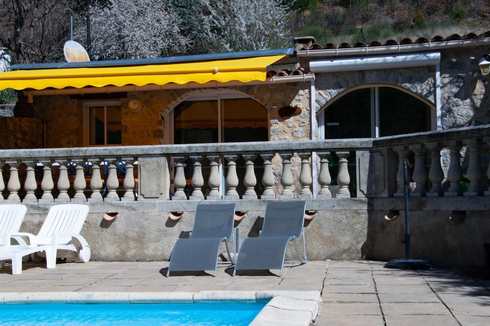 Pensjonat Les Grands Pres Des Baronnies La Roche-sur-le-Buis Zewnętrze zdjęcie